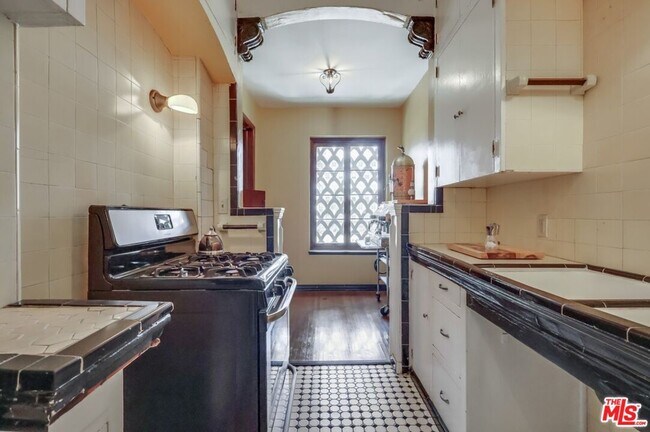 Building Photo - 642 S Bronson Ave