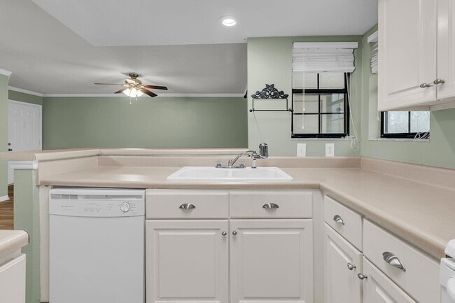 Building Photo - 1850 Montclair Dr