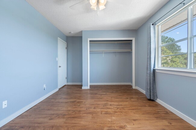 Building Photo - 1100 Shoreline Dr