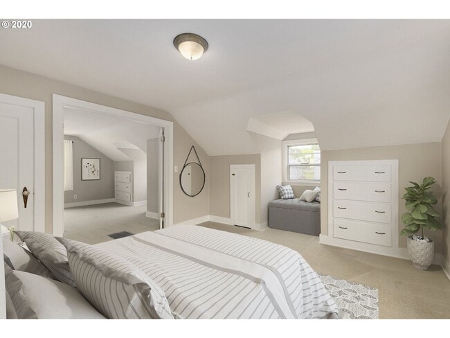 Building Photo - Spacious living in this renovated vintage ...