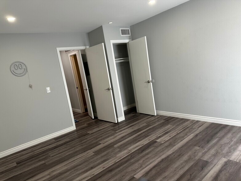 Building Photo - 1127 E Del Mar Blvd