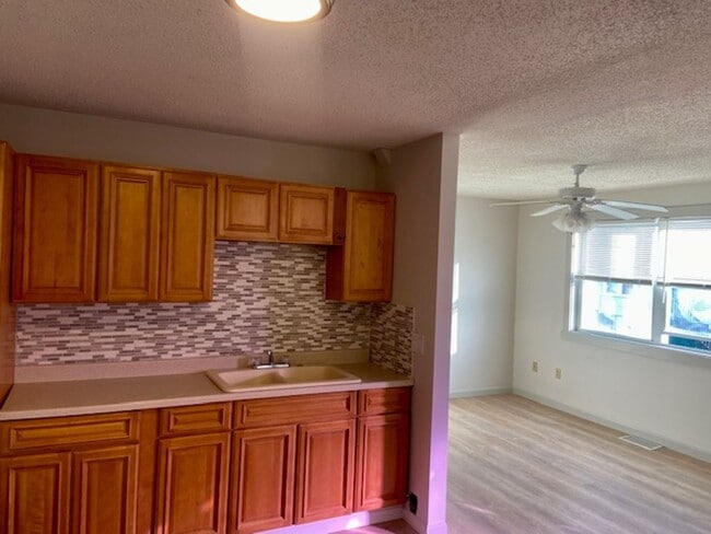 Building Photo - 417 Admiral St