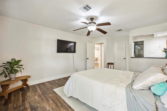 Building Photo - 3611 Drawbridge Dr