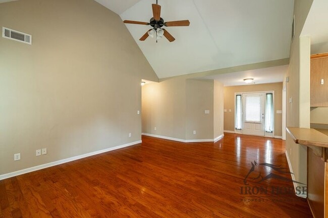 Building Photo - 285 Finch Way