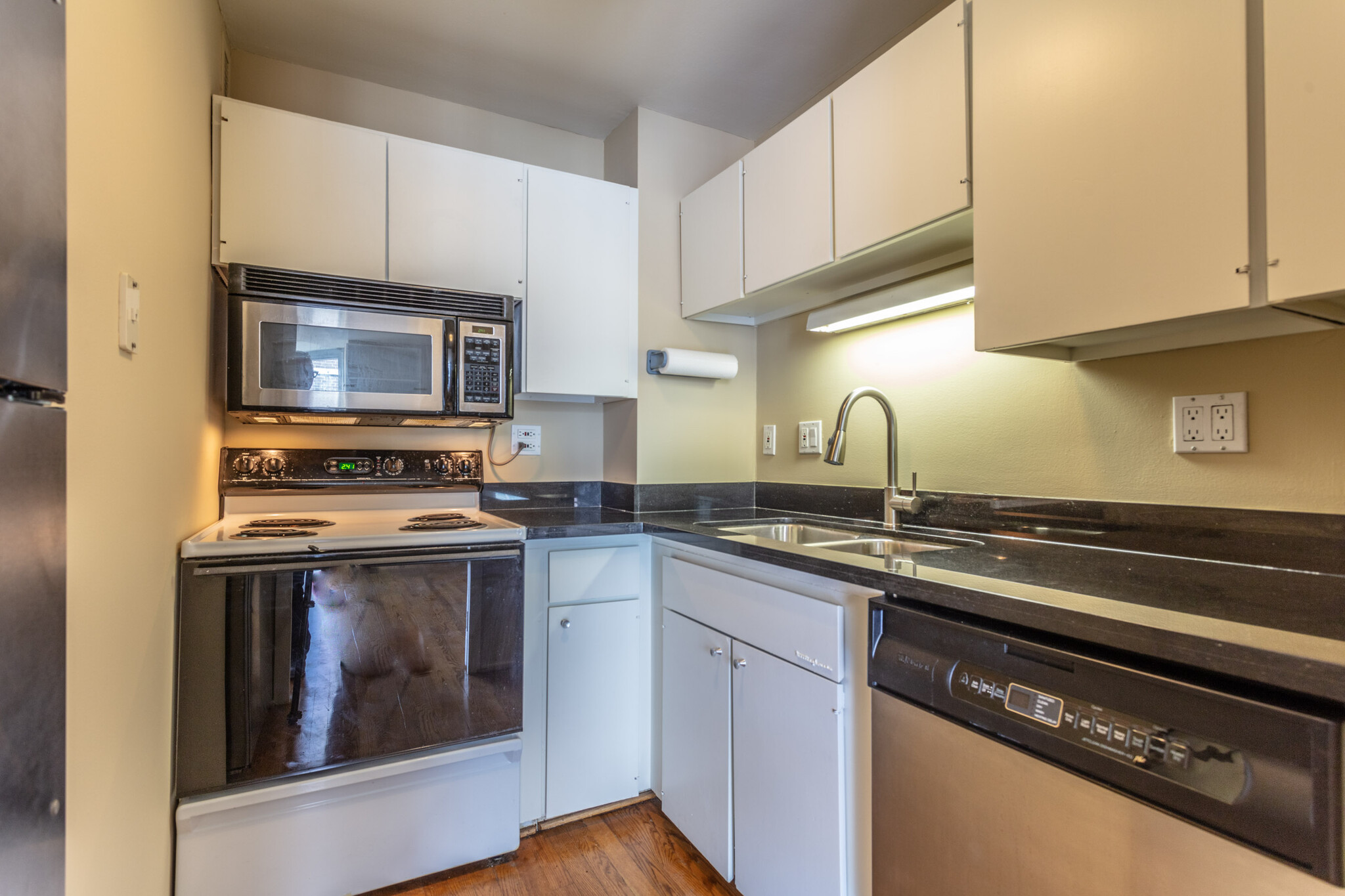 Kitchen - 21 W Goethe St