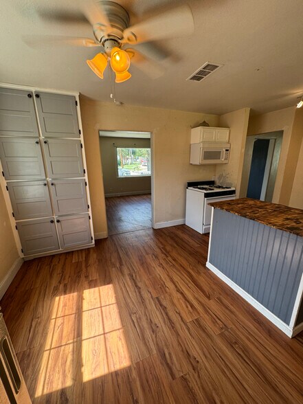 Building Photo - 4613 SW 16th Ave