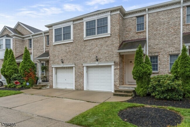 Building Photo - 5 Hidden Pond Ct