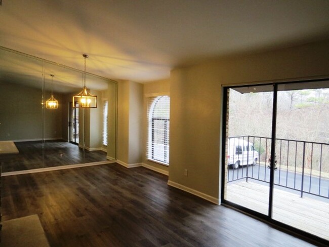 Building Photo - Must See Condo in the Heart of Vestavia Hi...