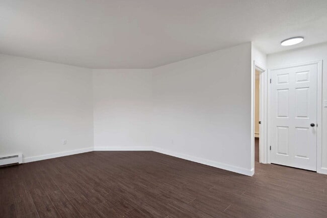 Building Photo - Renovated one bedroom ready in early August!