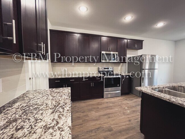Building Photo - 655 Excelsior Dr