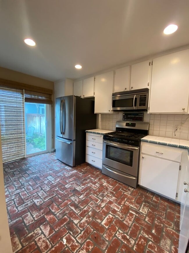 Building Photo - Two Bedroom Condo Close to Orange Circle