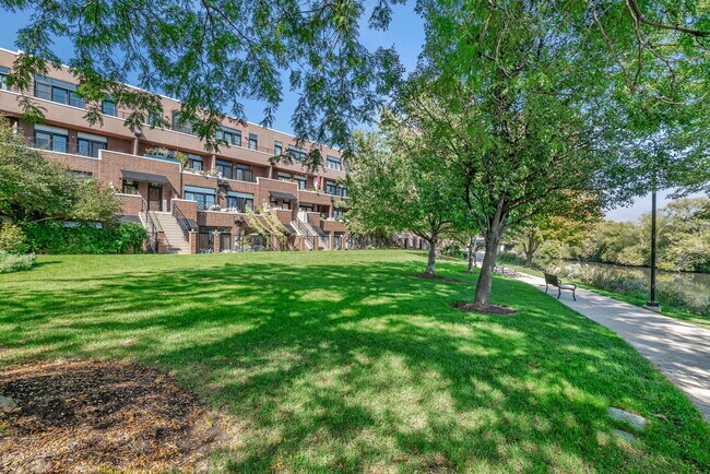 Building Photo - 2920 N River Walk Dr