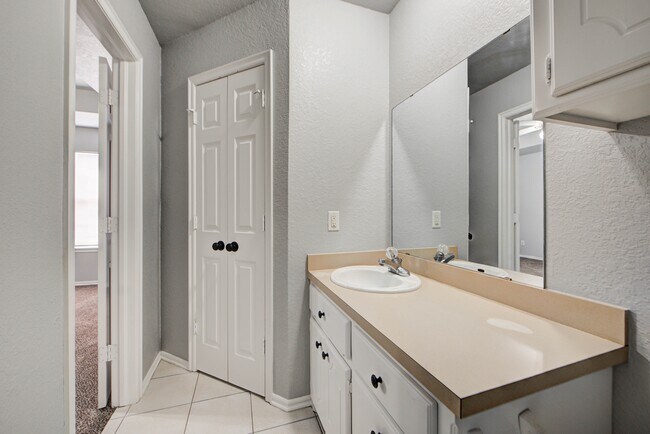 Building Photo - 917 Rambling Oaks Dr