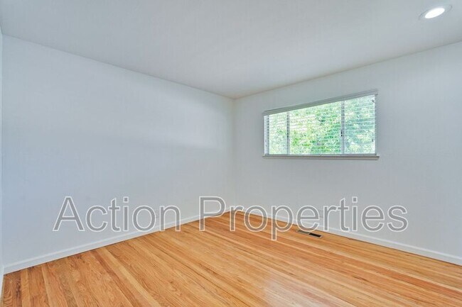 Building Photo - 350 Chesley Ave