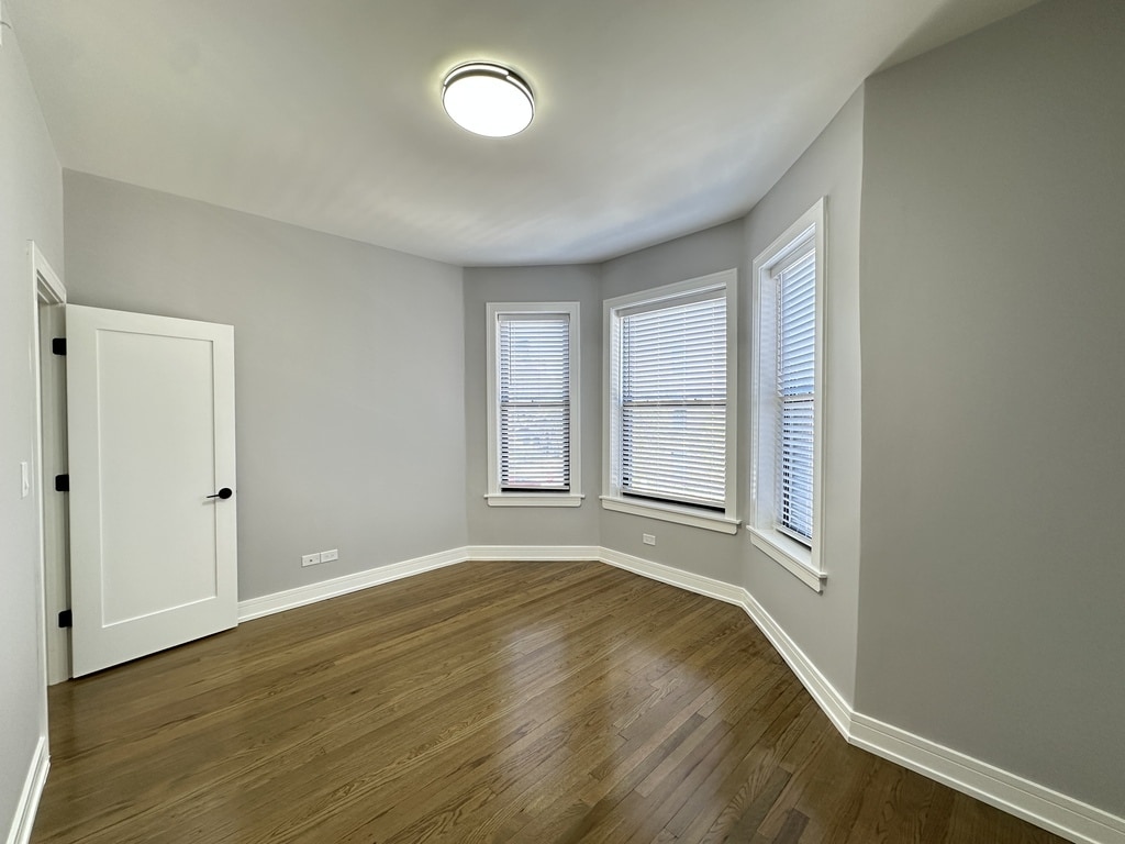 Building Photo - 3828 N Wilton Ave