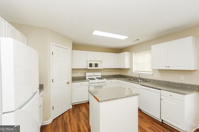 Building Photo - 6779 Foxfire Pl