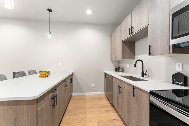 Building Photo - 517 Oxford Ave