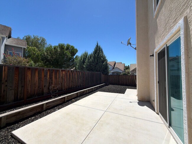 Building Photo - GREAT CORNER LOCATION IN CENTRAL BRENTWOOD
