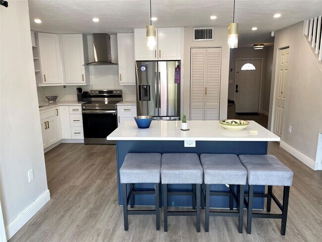 Building Photo - 4000 Del Rio Way