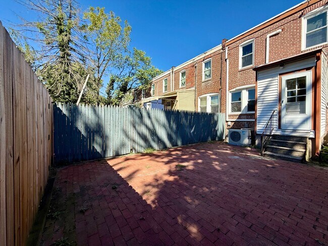Building Photo - 1704 W 14th St