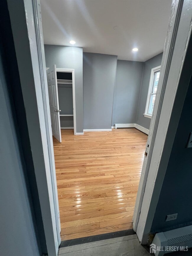 Building Photo - 387 Market St