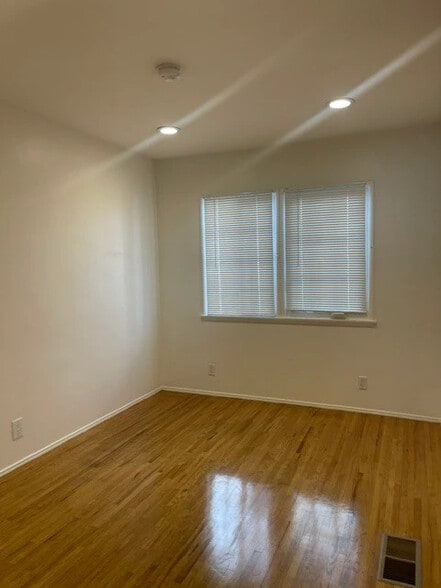 Building Photo - 536 N Van Ness Ave