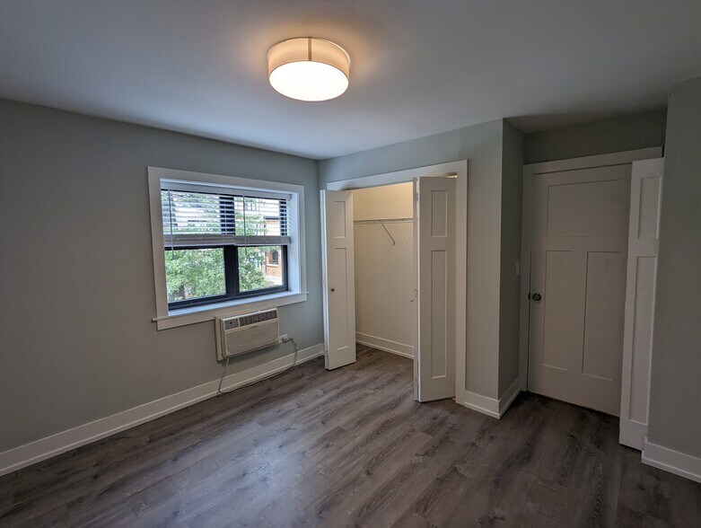 Building Photo - 456 W Barry Ave