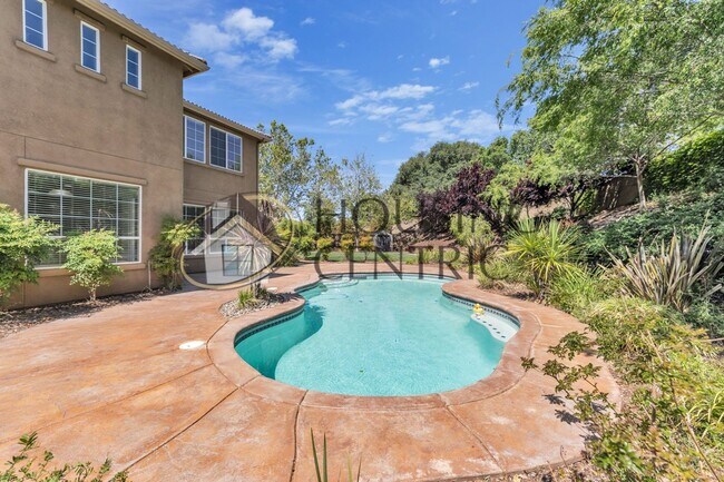 Building Photo - Beautiful Executive Home w/ Pool on 1/2 Ac...