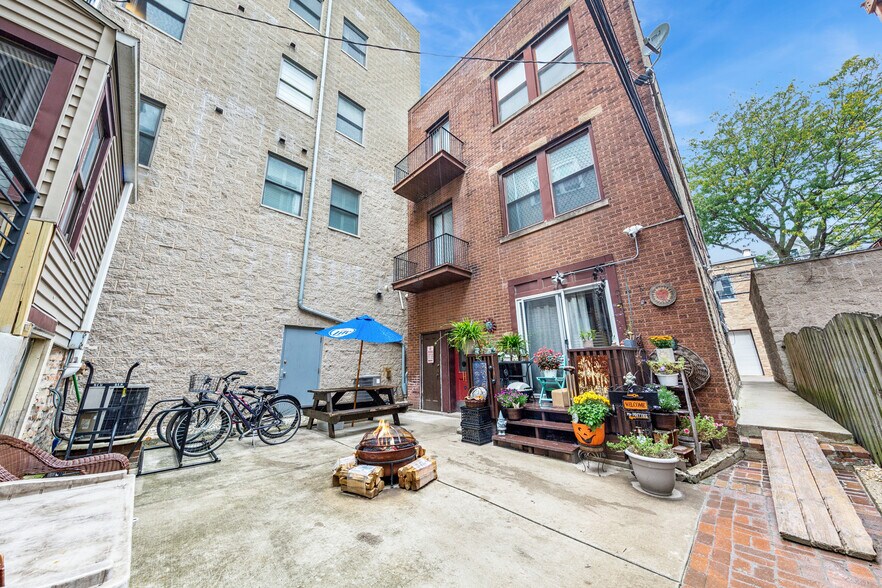 Building Photo - 1128 W Diversey Pkwy
