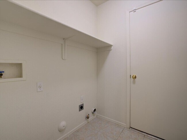 Building Photo - 4 Bedroom 2 Bathroom