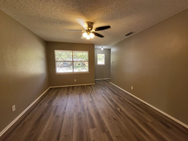Building Photo - 2110 Redbud Ln