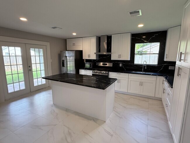Building Photo - 4006 Cedar Ridge Ct