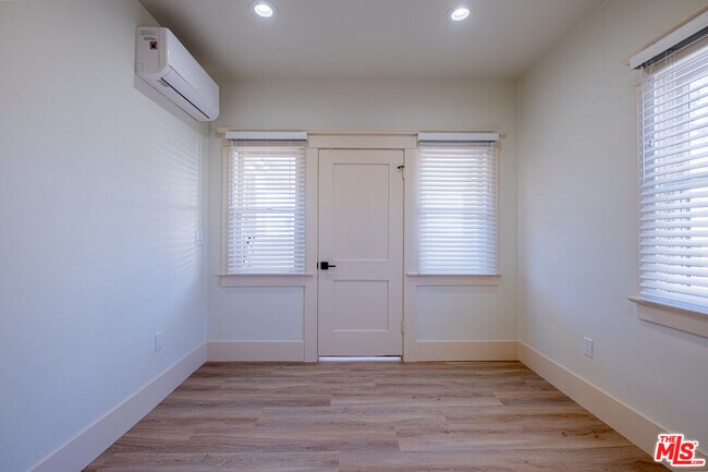 Building Photo - 216 N Catalina Ave