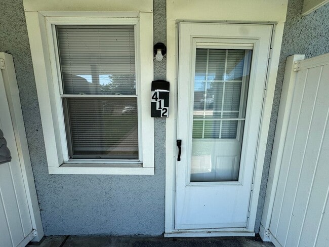 Building Photo - For Rent – Pet-Friendly 2 Bed, 1 Bath Town...