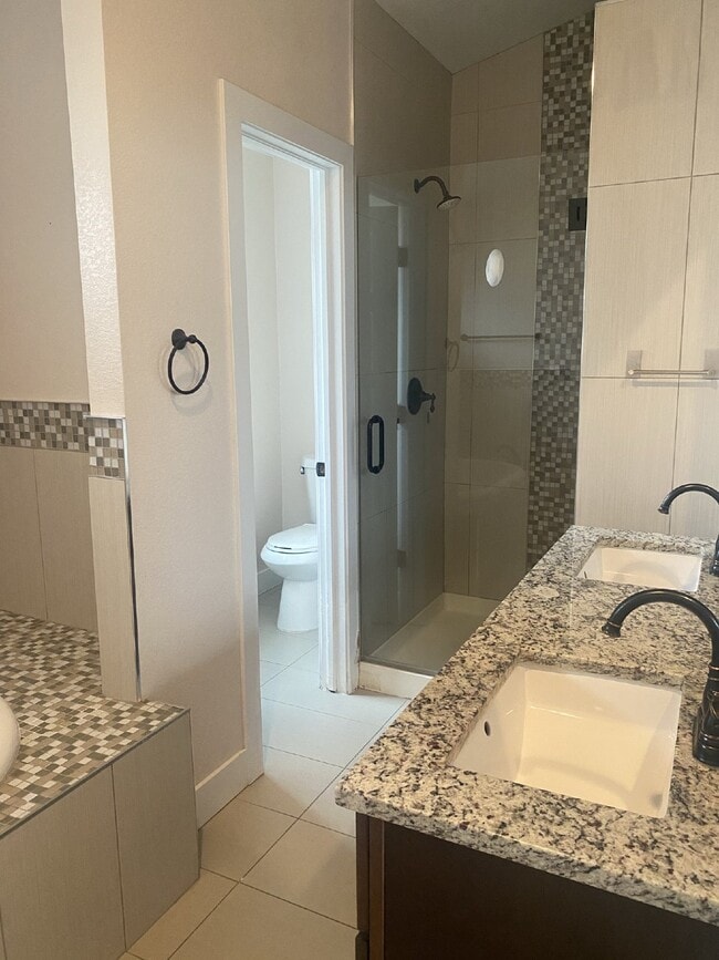 Building Photo - 3 bed/ 3 bath Home in Mayfair