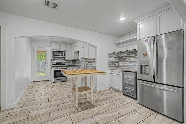 Building Photo - 8159 Glenhollow Dr