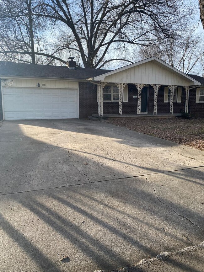 Building Photo - 3 bedroom/1.5 bathroom house/2 car garage