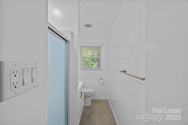 Building Photo - 540 Hoover Rd