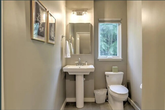 Building Photo - Stunning Furnished Townhouse in the South ...