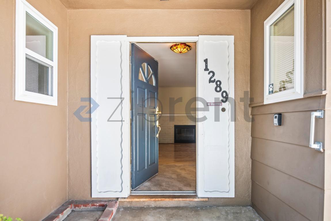Building Photo - Unit