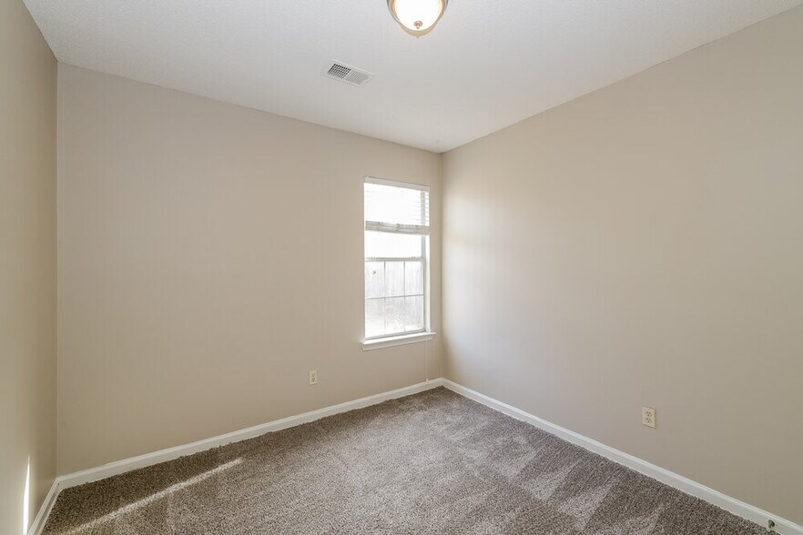 Building Photo - 6883 Lagrange Cir N