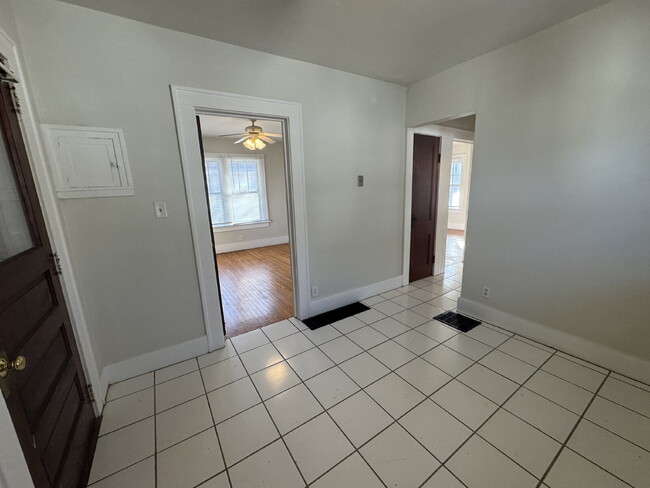 Building Photo - Charming 2 Bed | 1 Bath | Move-In Ready!