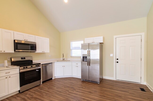 Building Photo - RnR Duplex SoBro