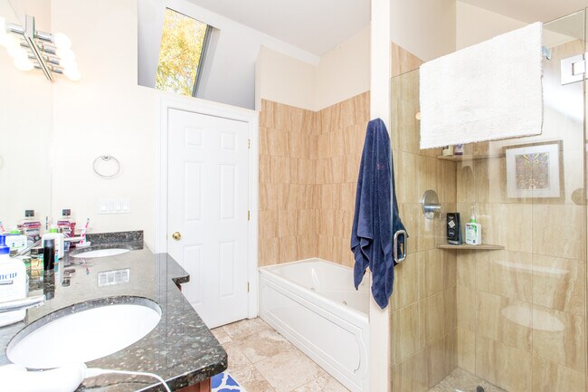 Building Photo - Massive 4bed/2bath DUPLEX in the HEART of Bucktown/Wicker Park! In-Unit Laundry! Central Air!