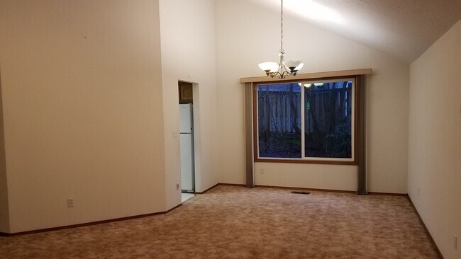 Building Photo - Terrific SE Hillsboro Home
