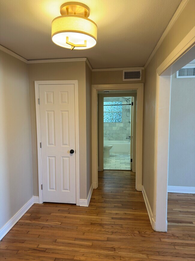 Building Photo - 906 N 6th St