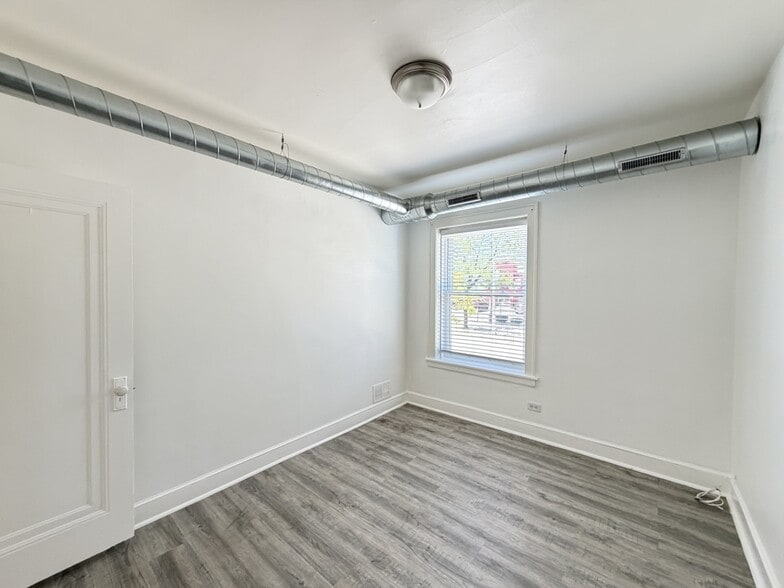 Building Photo - 1605 N McVicker Ave