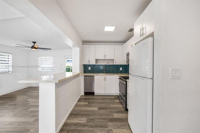 Building Photo - 5425 SW 112th Ave