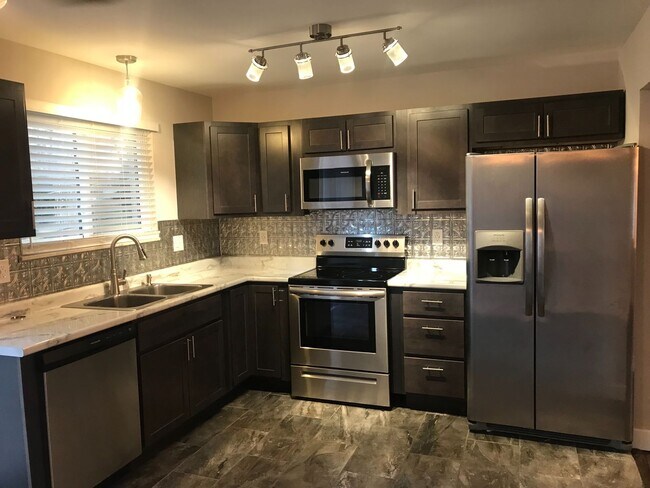 Building Photo - Pet Friendly, Renovated Home in Fox School District