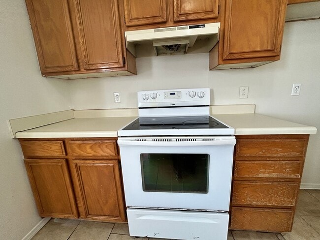 Building Photo - Elkins! 3 bed 2 bath with a huge fenced back yard